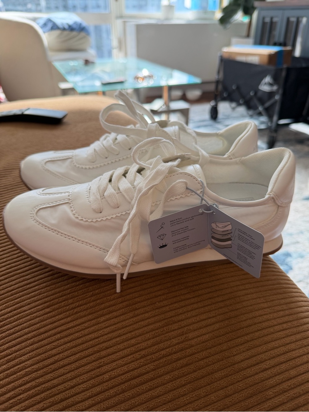 Brand new Jeanine White sneaker aerosoles